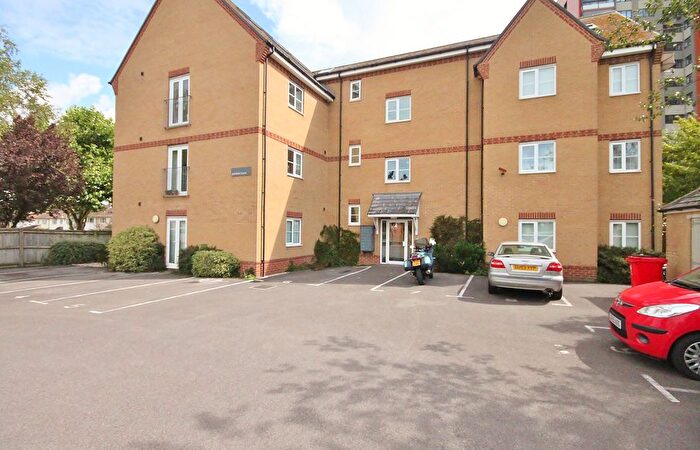 2 Bedroom Flat To Rent In Penfold Court, Sutton Road, Headington, OX3