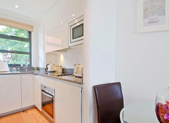 2 Bedroom Flat To Rent In Gwynne House, Whitechapel, London, E1