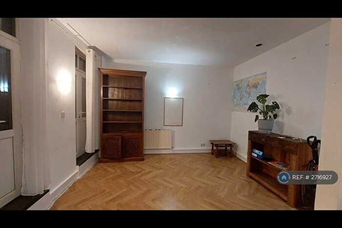 3 Bedroom Flat To Rent In Farthing Fields, London, E1W