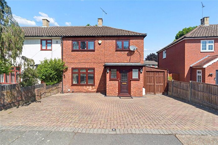 3 Bedroom End Of Terrace House For Sale In Hailsham Road, Romford, RM3