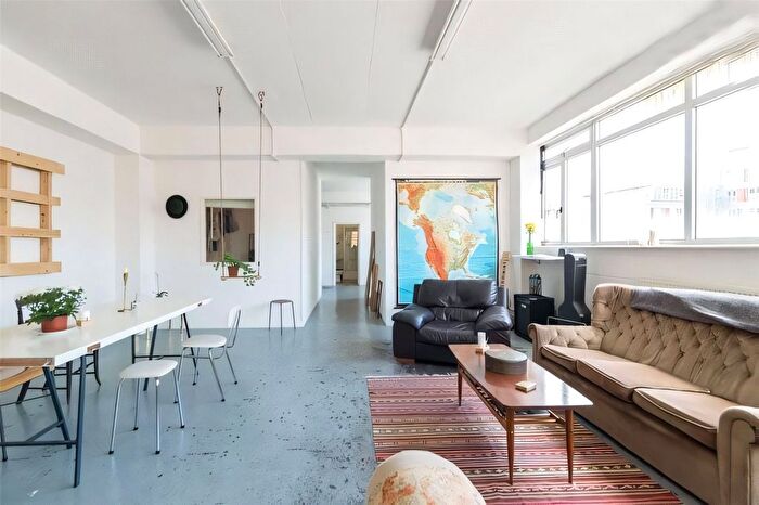3 Bedroom Flat To Rent In Greenfield Road, London, E1
