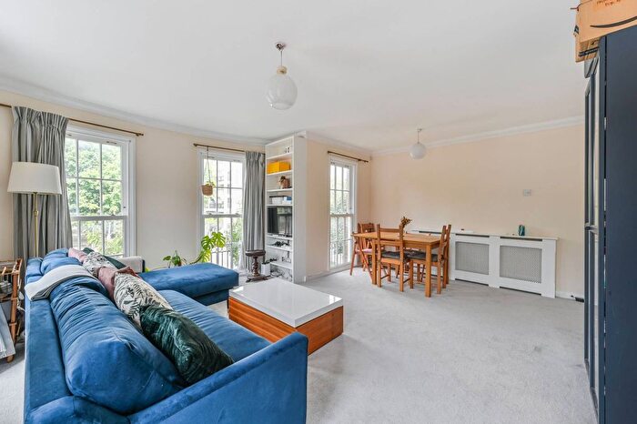 2 Bedroom Flat To Rent In Clapham Road, Oval, London, SW9