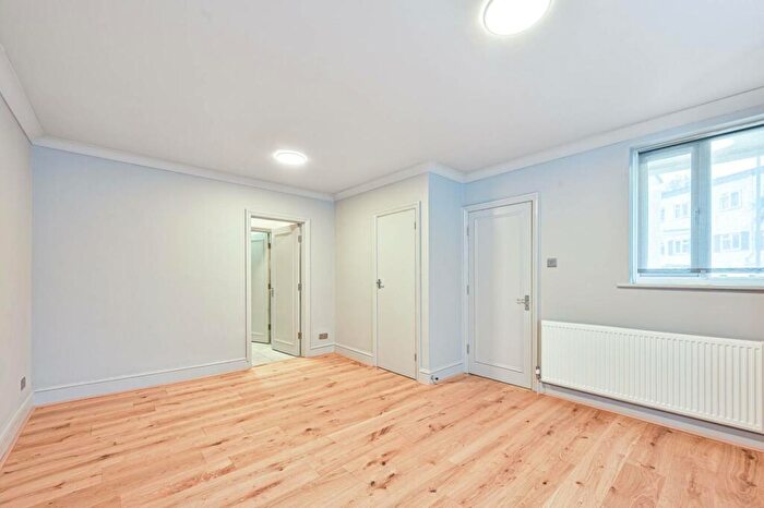 2 Bedroom Maisonette To Rent In Finchley Road, Golders Green, London, NW11