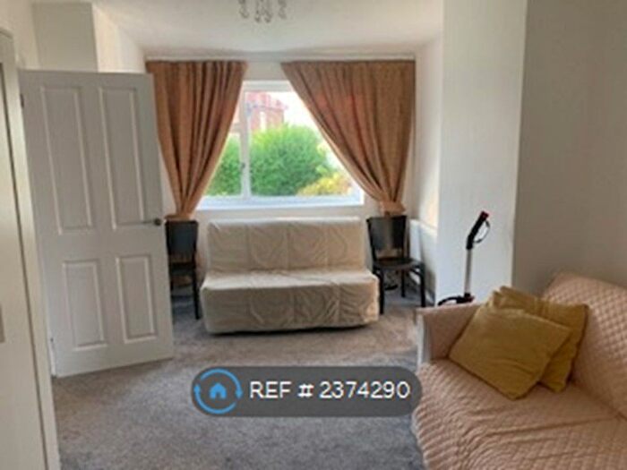 4 Bedroom Semi-Detached House To Rent In Greenfields Road, Reading, RG2