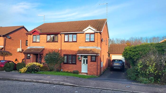3 Bedroom Semi Detached House For Sale In Temple Grange, Peterborough, PE4