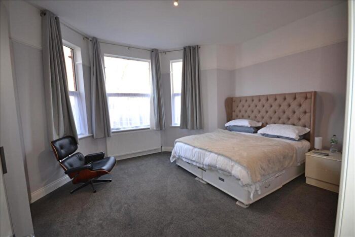 2 Bedroom Flat To Rent In Grove Road, , London, NW2