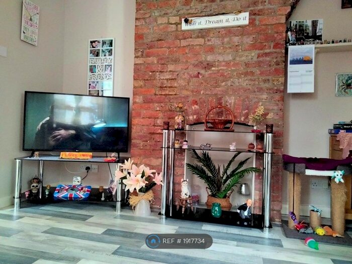 1 Bedroom Flat To Rent In High Street, Bagshot, GU19