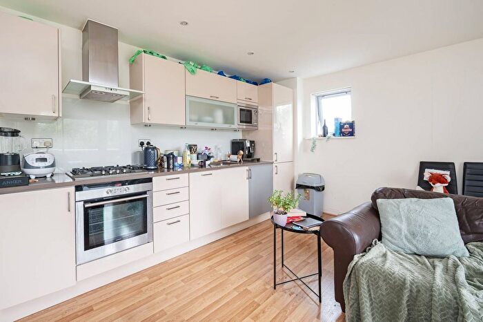 2 Bedroom Flat To Rent In Merchant Street, Mile End, London, E3