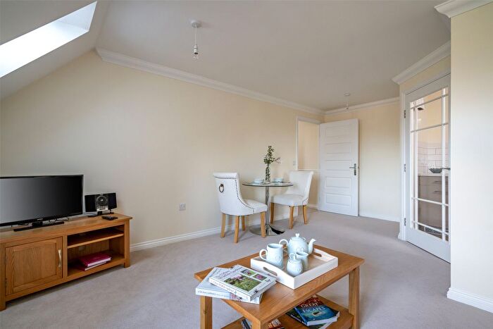 1 Bedroom Flat For Sale In Leatherhead Road, Ashtead, Surrey, KT21