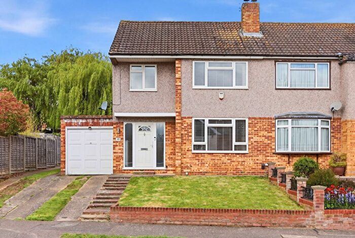 3 Bedroom Semi Detached House For Sale In Roselands Avenue, Hoddesdon, EN11