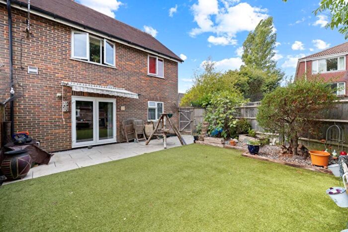 1 Bedroom Apartment For Sale In Lion Mead, Haslemere, Surrey, GU27