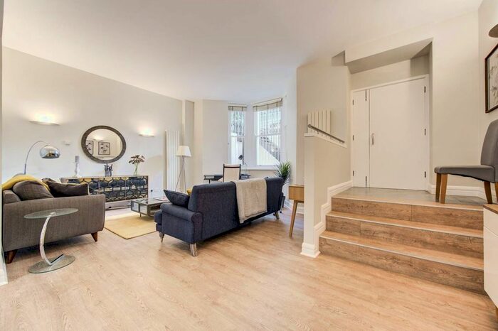 2 Bedroom Flat For Sale In Earls Court Square, Earls Court, London, SW5