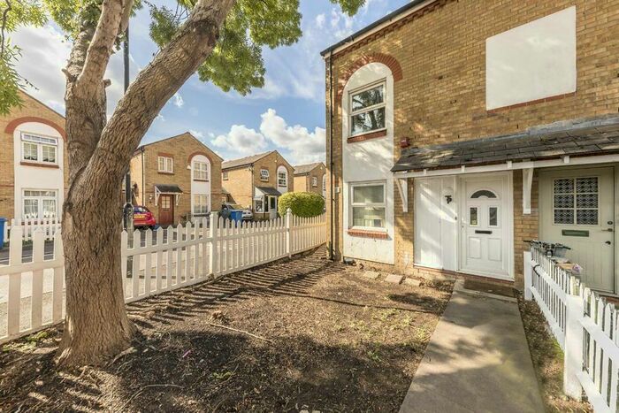 2 Bedroom Flat To Rent In Wordsworth Road, London, SE1