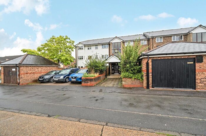 2 Bedroom Flat For Sale In St. Andrews, Bracknell, RG12