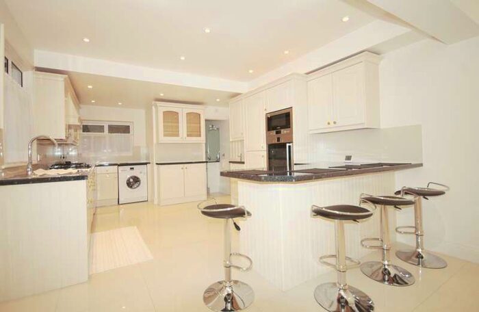 2 Bedroom Cottage To Rent In Park Cottages, The Chase, Pinner, HA5