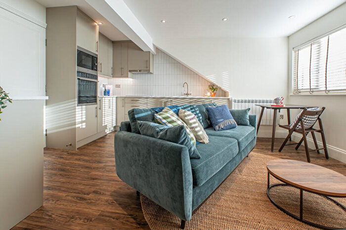 1 Bedroom Apartment To Rent In Flat - Kirkstall Lane, Kirkstall, Headingley, Leeds, LS6