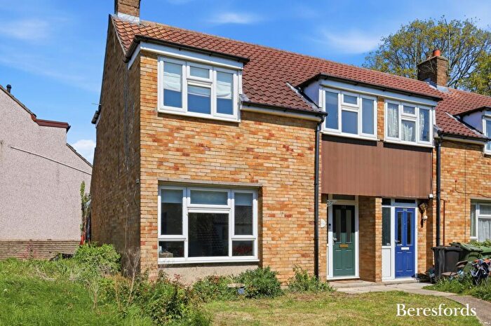 3 Bedroom End Of Terrace House For Sale In Salesbury Drive, Billericay, CM11