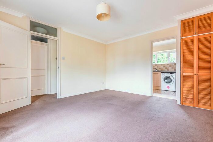 1 Bedroom Flat For Sale In Eastwood Road, Bramley, Guildford, GU5