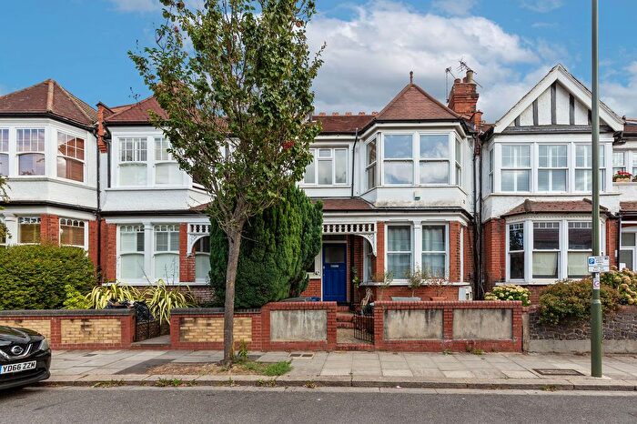 2 Bedroom Flat For Sale In Gainsborough Road, London, N12