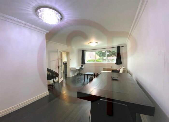 3 Bedroom Flat To Rent In Park Hill, Ealing, W5