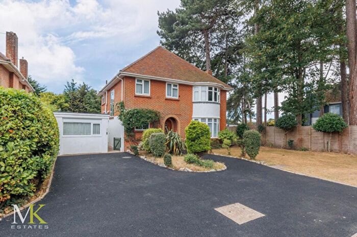 4 Bedroom Detached House For Sale In Thistlebarrow Road, Bournemouth, BH7