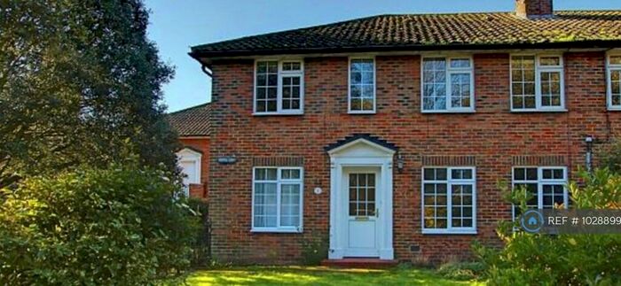 2 Bedroom Flat To Rent In Chappell Croft, Worthing, BN11