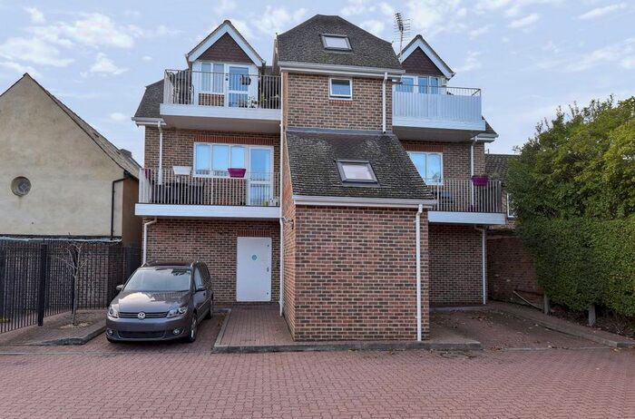 1 Bedroom Flat To Rent In The Broadway, Farnham Common, Slough, SL2