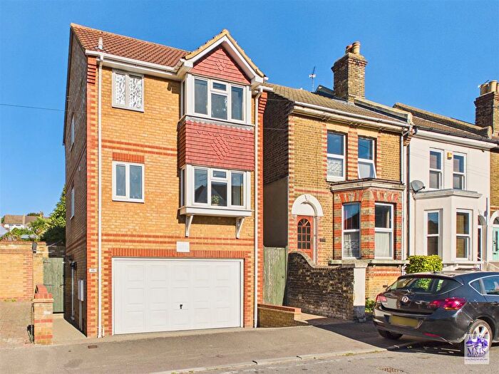 2 Bedroom Detached House For Sale In Weston Road, Strood, ME2