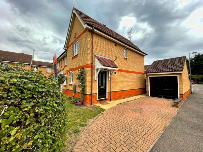 2 Bedroom End Of Terrace House To Rent In Heron Close, Rayleigh, SS6