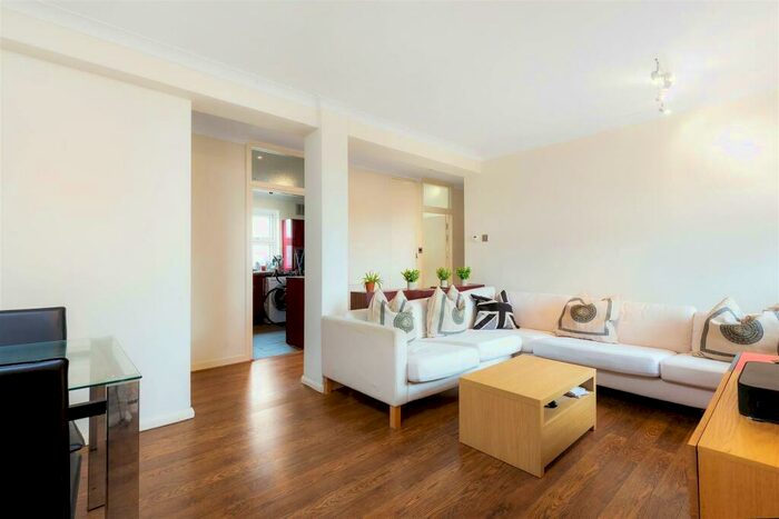 2 Bedroom Flat To Rent In Chertsey Court, Mortlake, SW14