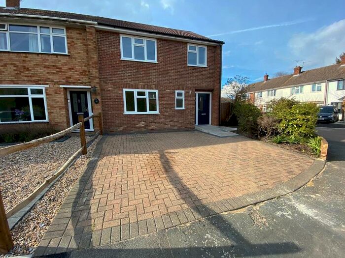 3 Bedroom End Of Terrace House To Rent In West End, GU24