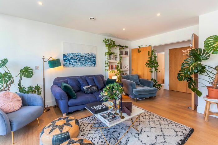 2 Bedroom Flat For Sale In Kilburn Park Road, London, NW6