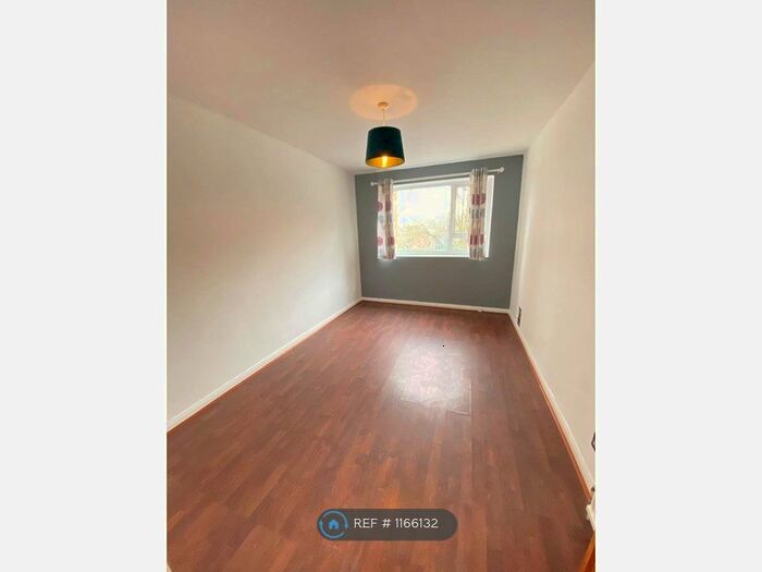 2 Bedroom Flat To Rent In Hambledon Chase, London N4