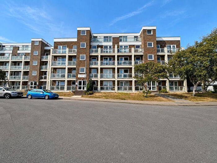 2 Bedroom Flat For Sale In Harewood Close, Bexhill-On-Sea, East Sussex, TN39