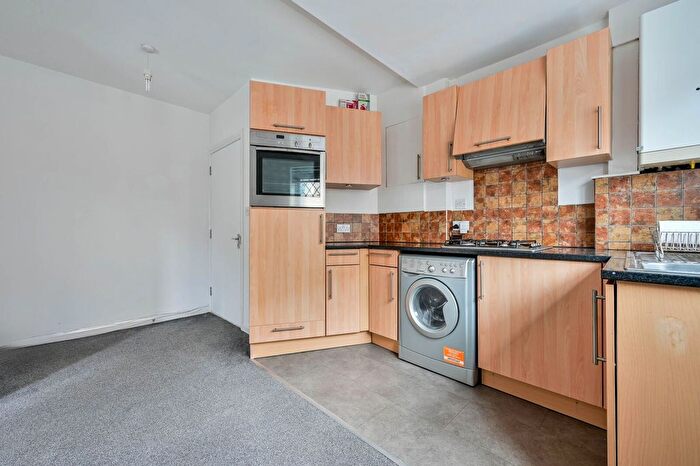 1 Bedroom Flat To Rent In Station Approach, West Byfleet, KT14