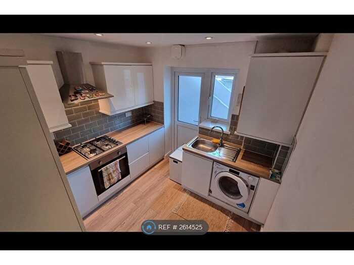 2 Bedroom Flat To Rent In Robins Court, London, SE12