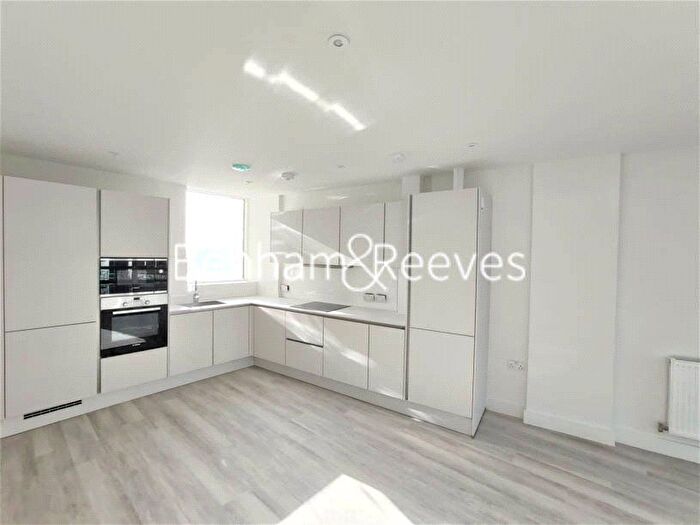 2 Bedroom Flat To Rent In Staines Road, Hounslow, TW3