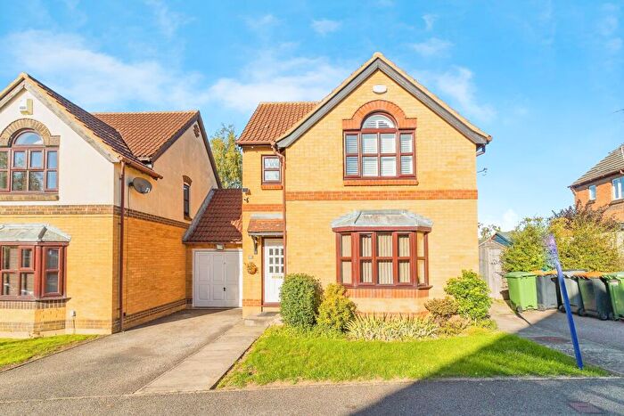 3 Bedroom Detached House For Sale In The Belfry, Luton, LU2