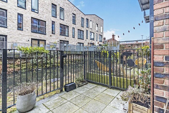 2 Bedroom Flat For Sale In Lockgate Mews, Manchester, M4