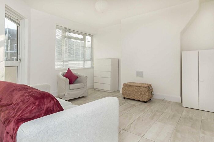 3 Bedroom Flat To Rent In White City Estate, Shepherds Bush, W12
