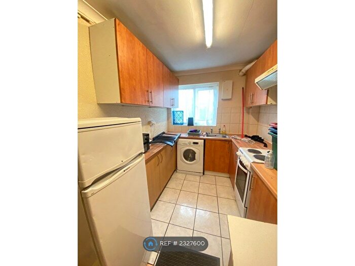 3 Bedroom Flat To Rent In Feltham, Feltham, TW14