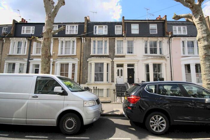3 Bedroom Flat To Rent In Barclay Road, London, SW6