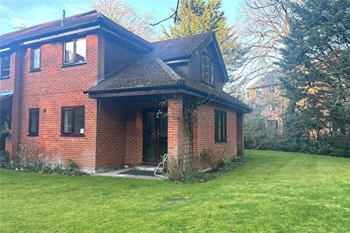 2 Bedroom Flat For Sale In Berry Court, Hook, RG27