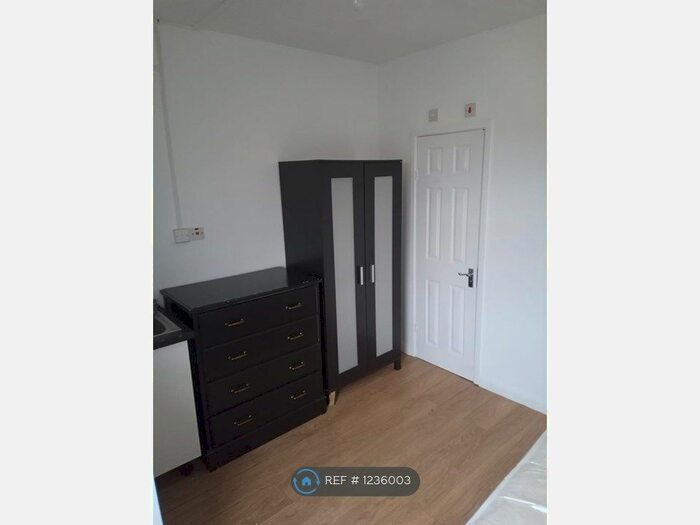 Studio To Rent In London, London NW2