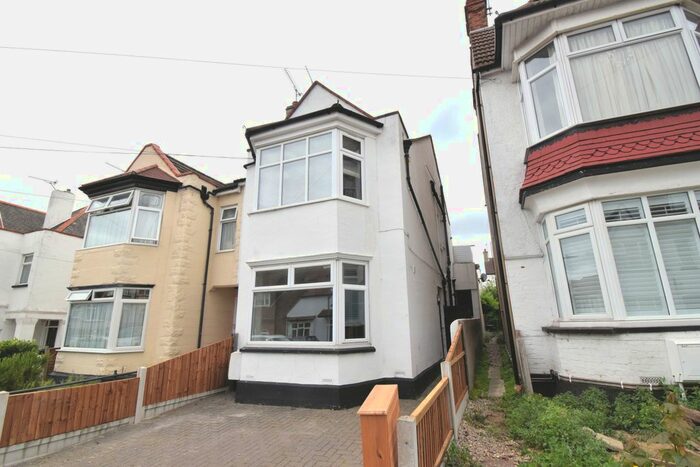 2 Bedroom Flat To Rent In Oakleigh Park Drive, Leigh-On-Sea, SS9