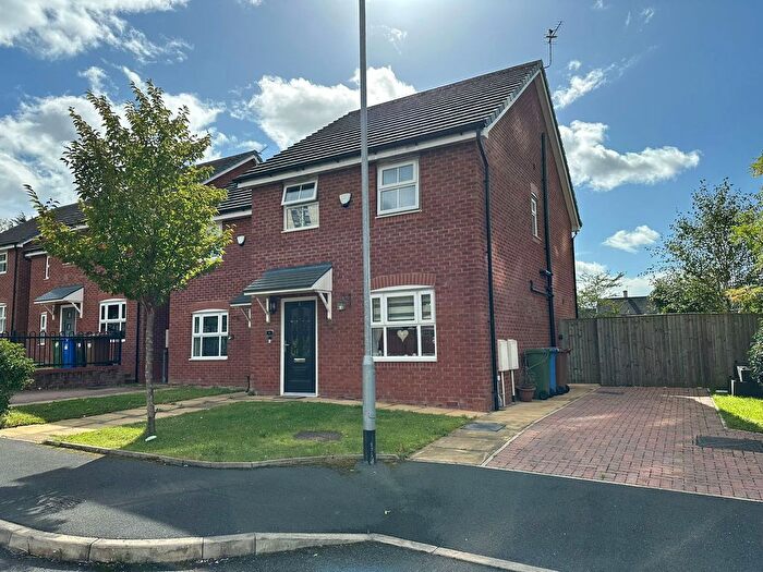 3 Bedroom Semi-Detached House For Sale In Milton Close, Haughton Green, Manchester, M34
