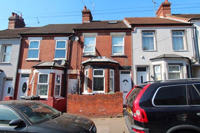 3 Bedroom Terraced House To Rent In Spencer Road, Luton, Bedfordshire, LU3
