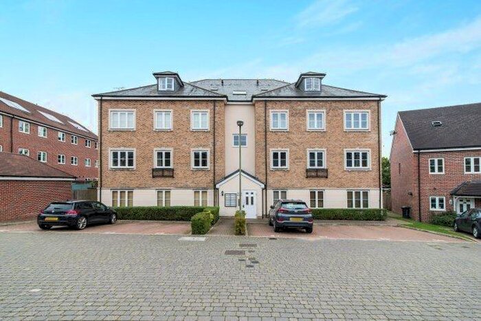2 Bedroom Flat To Rent In Warren Close, Farnham, GU9