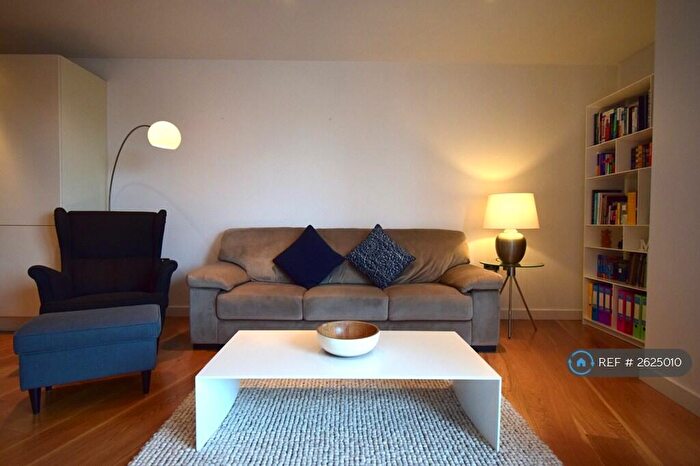 2 Bedroom Flat To Rent In Candle House, Leeds, LS1