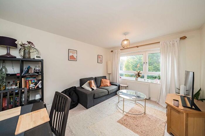 2 Bedroom Flat To Rent In Turenne Close, London, SW18